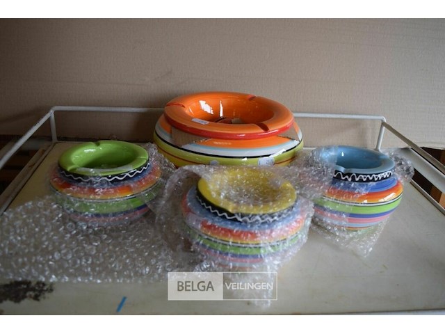 3 gewone en 1 grote asbak - afbeelding 1 van  2