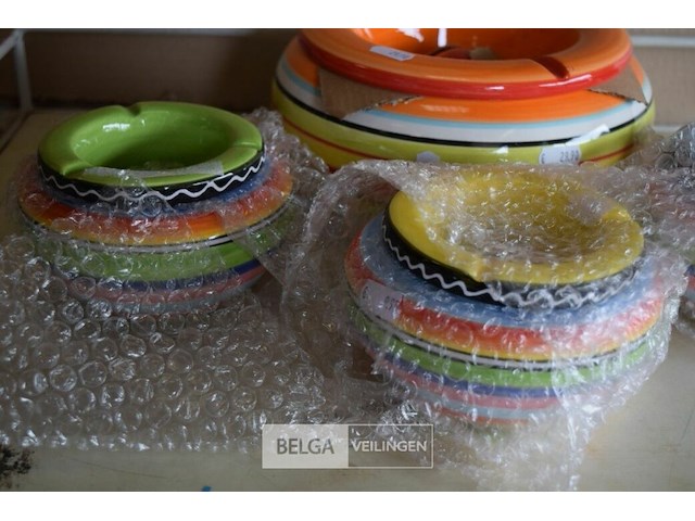 3 gewone en 1 grote asbak - afbeelding 2 van  2