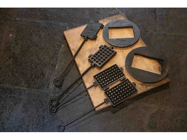 3 gietijzeren wafelijzers met 2 houders - afbeelding 1 van  4