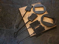 3 gietijzeren wafelijzers met 2 houders - afbeelding 1 van  4