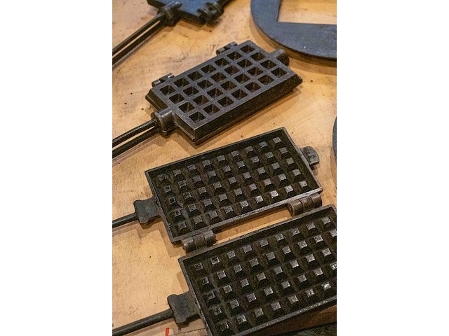 3 gietijzeren wafelijzers met 2 houders - afbeelding 2 van  4