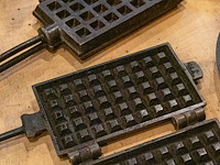 3 gietijzeren wafelijzers met 2 houders - afbeelding 2 van  4