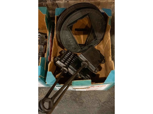 3 gietijzeren wafelijzers met 2 houders - afbeelding 3 van  4