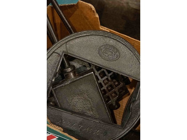 3 gietijzeren wafelijzers met 2 houders - afbeelding 4 van  4