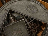 3 gietijzeren wafelijzers met 2 houders - afbeelding 4 van  4