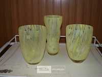 3 glazen vaasjes met geimarerd geelgroen patroon - afbeelding 1 van  3