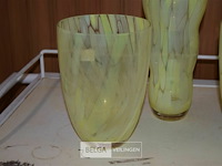 3 glazen vaasjes met geimarerd geelgroen patroon - afbeelding 2 van  3