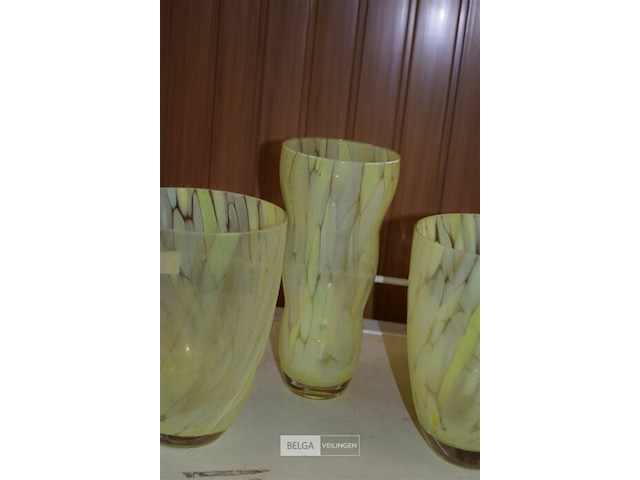 3 glazen vaasjes met geimarerd geelgroen patroon - afbeelding 3 van  3