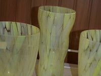 3 glazen vaasjes met geimarerd geelgroen patroon - afbeelding 3 van  3