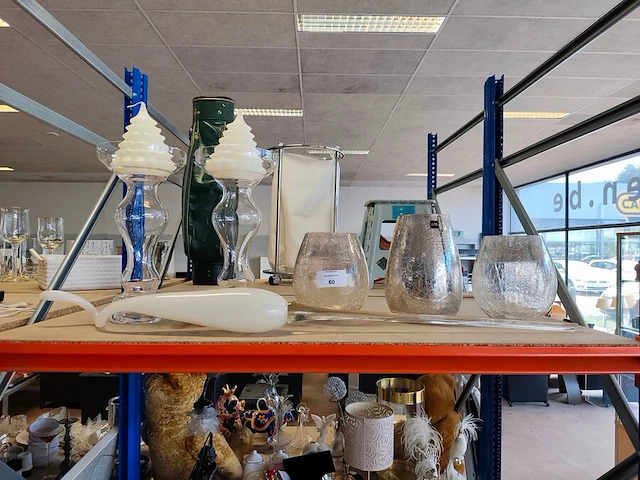 3 glazen windlichten j-line, mondgeblazen langwerpige glazen sculptuur dutz, 2 transparante glazen kandelaars met witte kerstboom kaarsen - afbeelding 1 van  6