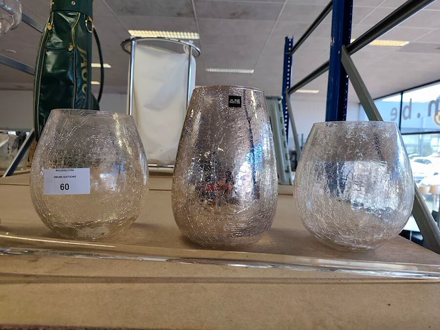 3 glazen windlichten j-line, mondgeblazen langwerpige glazen sculptuur dutz, 2 transparante glazen kandelaars met witte kerstboom kaarsen - afbeelding 2 van  6