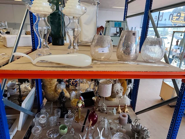 3 glazen windlichten j-line, mondgeblazen langwerpige glazen sculptuur dutz, 2 transparante glazen kandelaars met witte kerstboom kaarsen - afbeelding 4 van  6