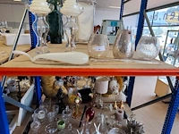 3 glazen windlichten j-line, mondgeblazen langwerpige glazen sculptuur dutz, 2 transparante glazen kandelaars met witte kerstboom kaarsen - afbeelding 4 van  6