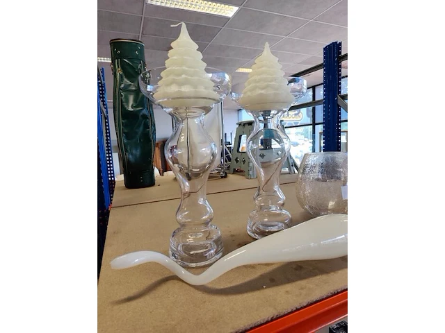 3 glazen windlichten j-line, mondgeblazen langwerpige glazen sculptuur dutz, 2 transparante glazen kandelaars met witte kerstboom kaarsen - afbeelding 6 van  6