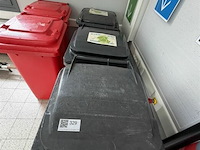 3 grijze afvalcontainers - afbeelding 2 van  2