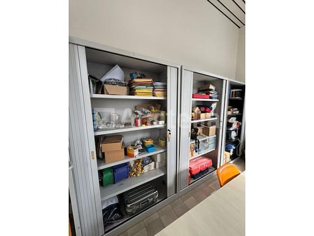 3 grijze kasten, 2 gordijndeuren - afbeelding 1 van  1