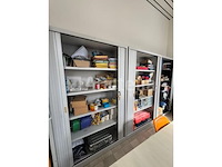 3 grijze kasten, 2 gordijndeuren