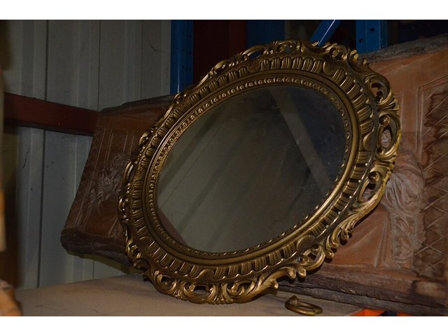 3 houten beeldjes, houtsnijwerk , ovale spiegel in goudkleurige kader, diverse schilderijen en wandversieringen - afbeelding 2 van  15