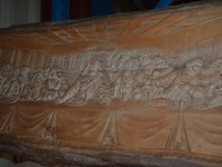 3 houten beeldjes, houtsnijwerk , ovale spiegel in goudkleurige kader, diverse schilderijen en wandversieringen - afbeelding 4 van  15