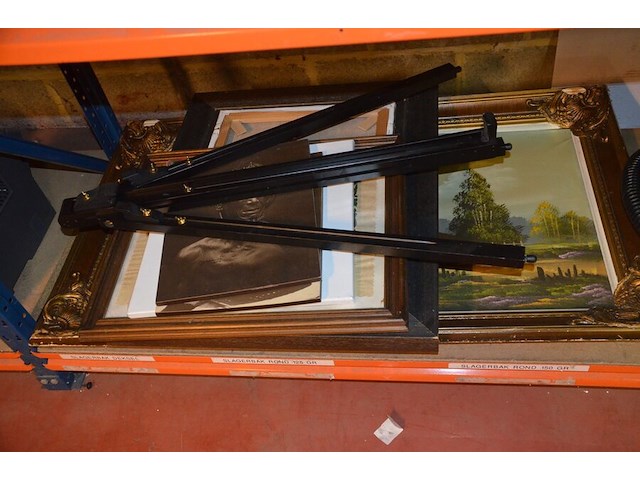 3 houten beeldjes, houtsnijwerk , ovale spiegel in goudkleurige kader, diverse schilderijen en wandversieringen - afbeelding 5 van  15