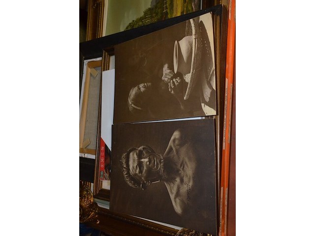 3 houten beeldjes, houtsnijwerk , ovale spiegel in goudkleurige kader, diverse schilderijen en wandversieringen - afbeelding 6 van  15