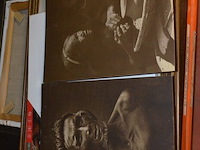 3 houten beeldjes, houtsnijwerk , ovale spiegel in goudkleurige kader, diverse schilderijen en wandversieringen - afbeelding 6 van  15