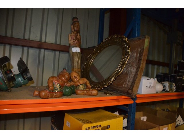 3 houten beeldjes, houtsnijwerk , ovale spiegel in goudkleurige kader, diverse schilderijen en wandversieringen - afbeelding 1 van  15