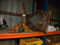 3 houten beeldjes, houtsnijwerk , ovale spiegel in goudkleurige kader, diverse schilderijen en wandversieringen - afbeelding 1 van  15