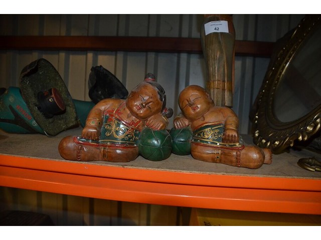 3 houten beeldjes, houtsnijwerk , ovale spiegel in goudkleurige kader, diverse schilderijen en wandversieringen - afbeelding 14 van  15