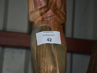 3 houten beeldjes, houtsnijwerk , ovale spiegel in goudkleurige kader, diverse schilderijen en wandversieringen - afbeelding 15 van  15