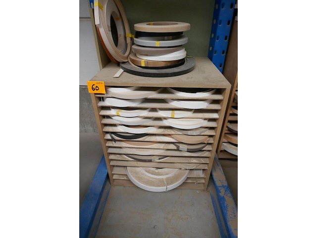 3 houten rekken met allerlei diverse kantenbanden - afbeelding 2 van  3