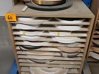 3 houten rekken met allerlei diverse kantenbanden - afbeelding 2 van  3