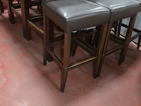 3 houten staantafels afm. 70x70x110cm , ligstoel hout, 8 barstoelen bruin leder mar meubelen (1,8,30) - afbeelding 2 van  12