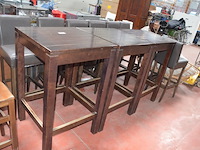 3 houten staantafels afm. 70x70x110cm , ligstoel hout, 8 barstoelen bruin leder mar meubelen (1,8,30)
