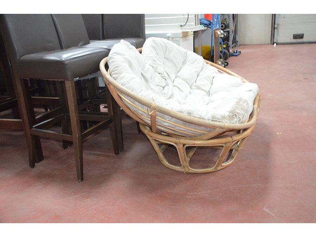 3 houten staantafels afm. 70x70x110cm , ligstoel hout, 8 barstoelen bruin leder mar meubelen (1,8,30) - afbeelding 7 van  12