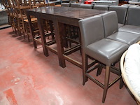 3 houten staantafels afm. 70x70x110cm , ligstoel hout, 8 barstoelen bruin leder mar meubelen (1,8,30) - afbeelding 9 van  12