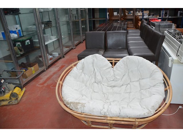 3 houten staantafels afm. 70x70x110cm , ligstoel hout, 8 barstoelen bruin leder mar meubelen (1,8,30) - afbeelding 10 van  12