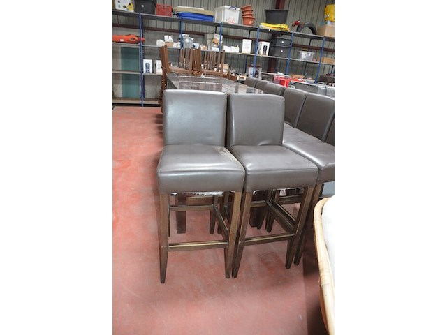 3 houten staantafels afm. 70x70x110cm , ligstoel hout, 8 barstoelen bruin leder mar meubelen (1,8,30) - afbeelding 12 van  12