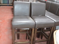 3 houten staantafels afm. 70x70x110cm , ligstoel hout, 8 barstoelen bruin leder mar meubelen (1,8,30) - afbeelding 12 van  12