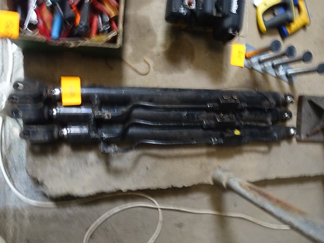 3 hydraulische cilinders - afbeelding 1 van  1