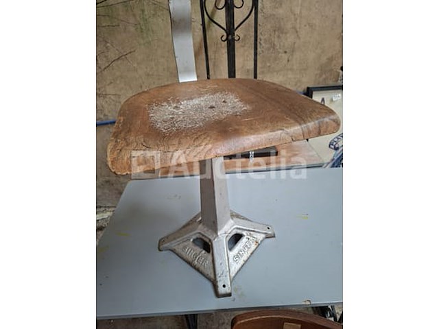 3 industriële krukken (zanger) - afbeelding 1 van  1