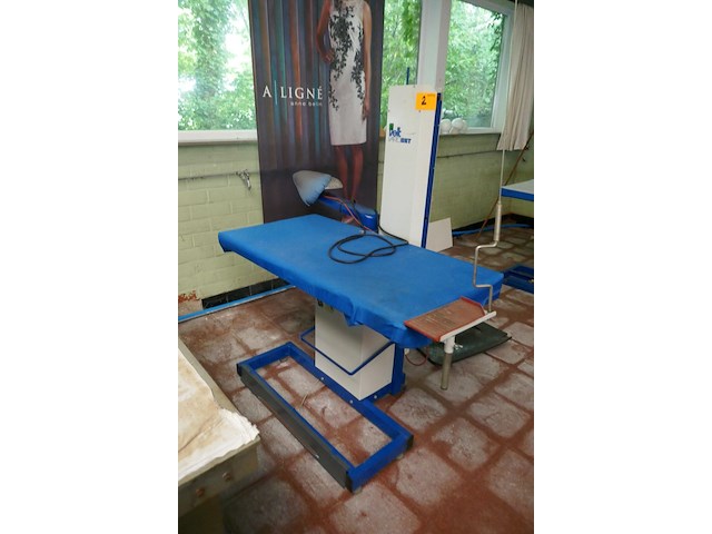 3 industriele strijktafels veit / aspiromat - afbeelding 1 van  9