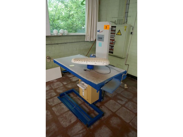 3 industriele strijktafels veit / aspiromat - afbeelding 4 van  9