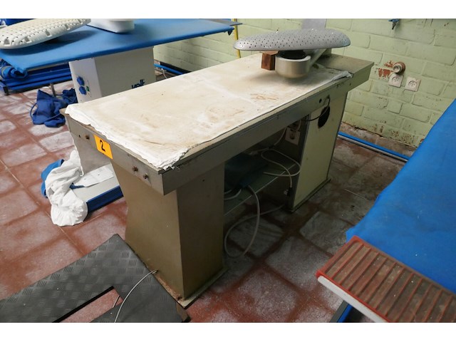 3 industriele strijktafels veit / aspiromat - afbeelding 7 van  9
