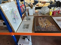 3 ingelijste wandversieringen, 1 reproductie schilderij "de kus" gustav klimt