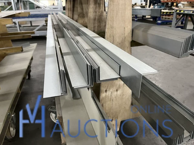 3 karren met plm 200 metalen profielen - afbeelding 2 van  15