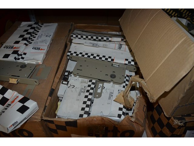 3 kartonnen dozen met binnenwerken voor deuren - afbeelding 4 van  6