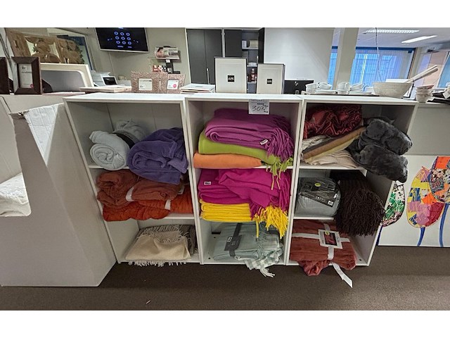 3 kasten met inhoud - afbeelding 1 van  2