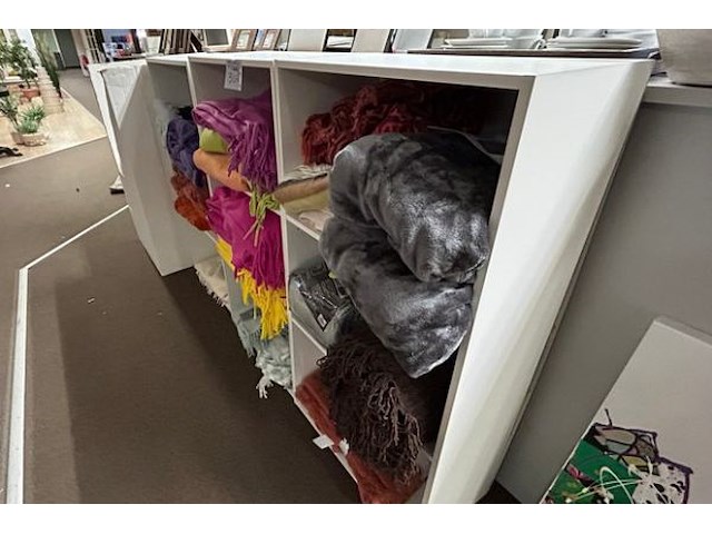 3 kasten met inhoud - afbeelding 2 van  2