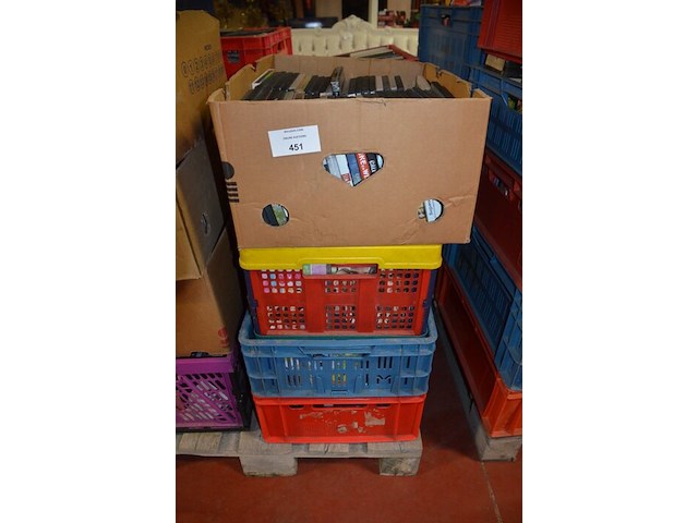 3 kisten en 1 doos gevuld met ca. 320 dvd's - afbeelding 1 van  6